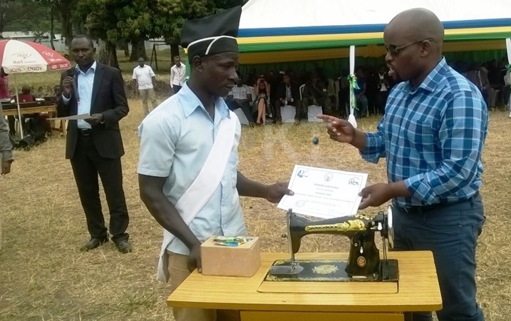 Minisitiri Nsengimana ari gushyikiriza ibihembo urubyiruko rwitwaye neza mu guhugurwa.
