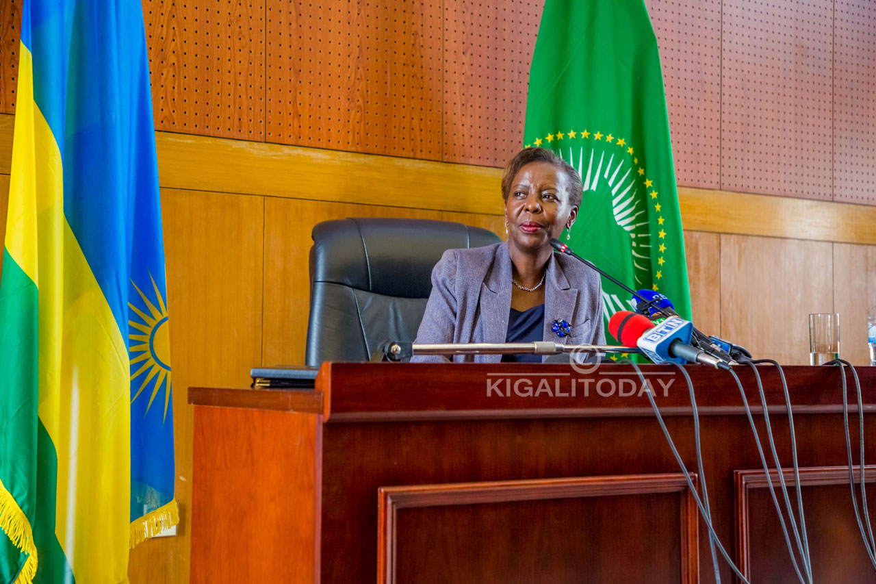 Minisitiri mushikiwabo yavuze ko U Rwanda na Uganda ari ibihugu bifitanye igihango kuburyo agatotsi kaje mu mubano kataburirwa igisubizo