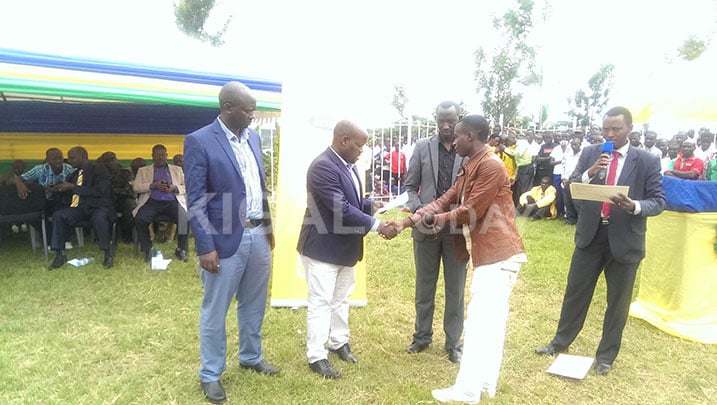 Minisitiri Nsengimana aha umwe mu rubyiruko rwahuguwe ku gutegura imishinga impamyabumenyi.