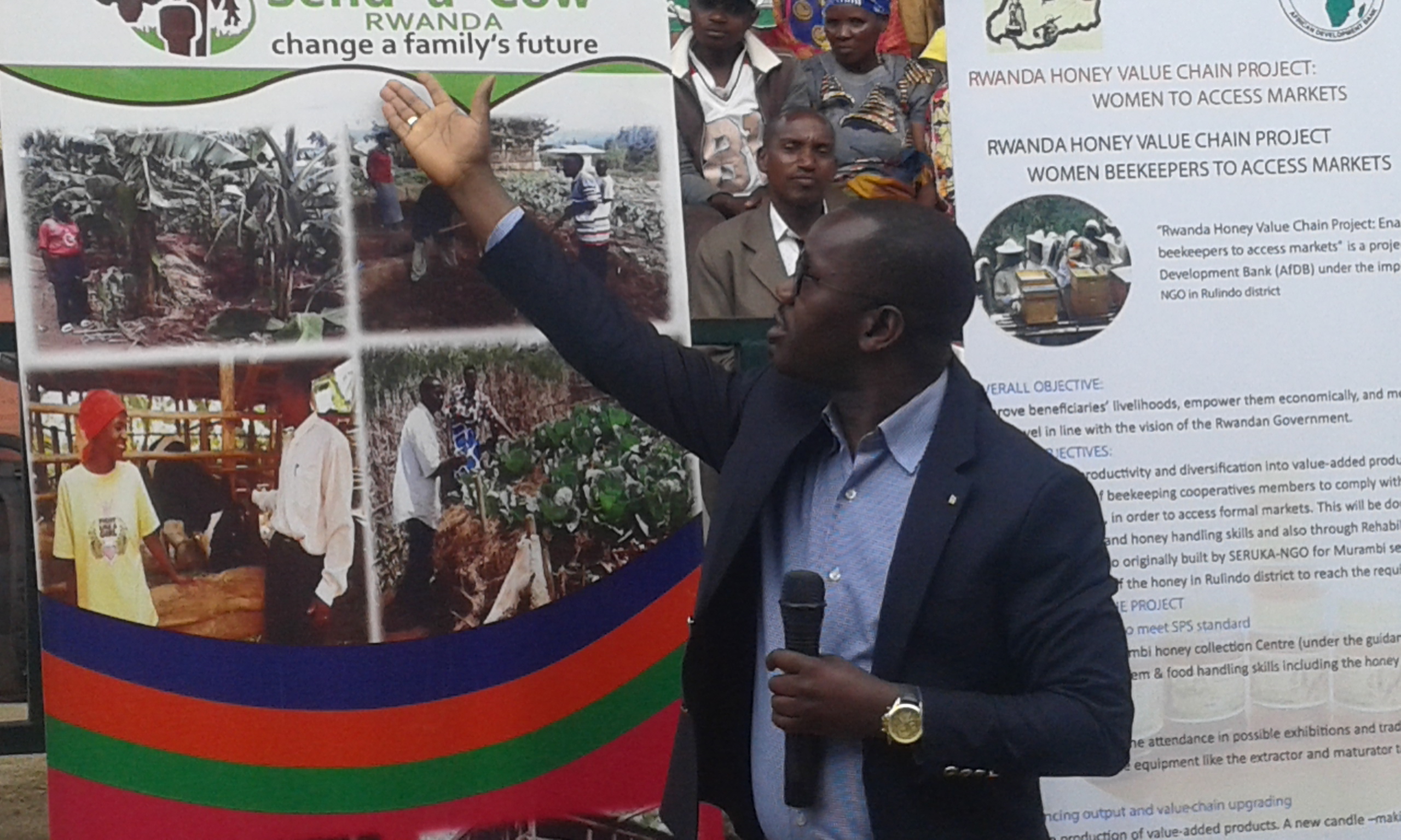 Min Uwizeyimana yababajwe n'ibyapa biriho ubutumwa bw'abaturage byanditse mu Cyongereza