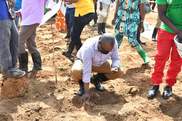 Dr. Ngabitsinze Jean Chrysostome yifatanyije n'abaturage ba Gacundezi mu gutera ibigori atangiza igihembwe cy'ihinga 2022 A