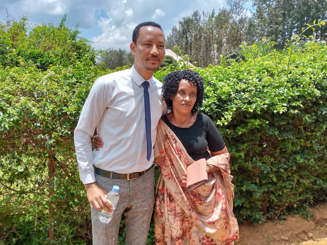 Minas Fesehe wa Interpeace muri Ethiopia ari kumwe n'uwarokotse Jenoside mu Bugesera