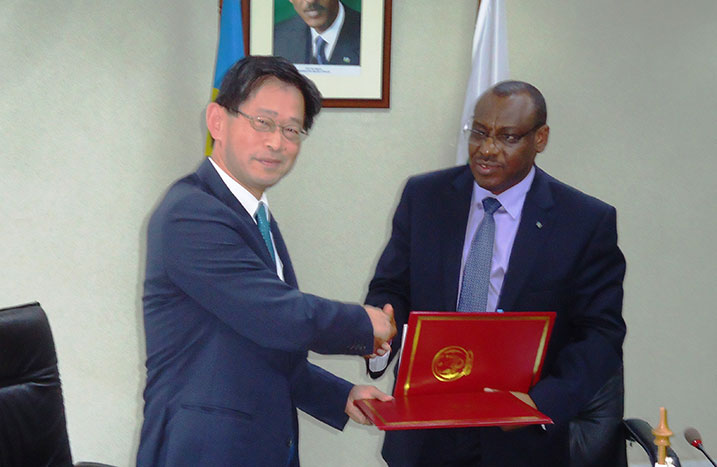 Minisitiri Amb. Gatete na Ambasaderi Kazuya bahererekanya amasezerano nyuma yo kuyashyiraho umukono.