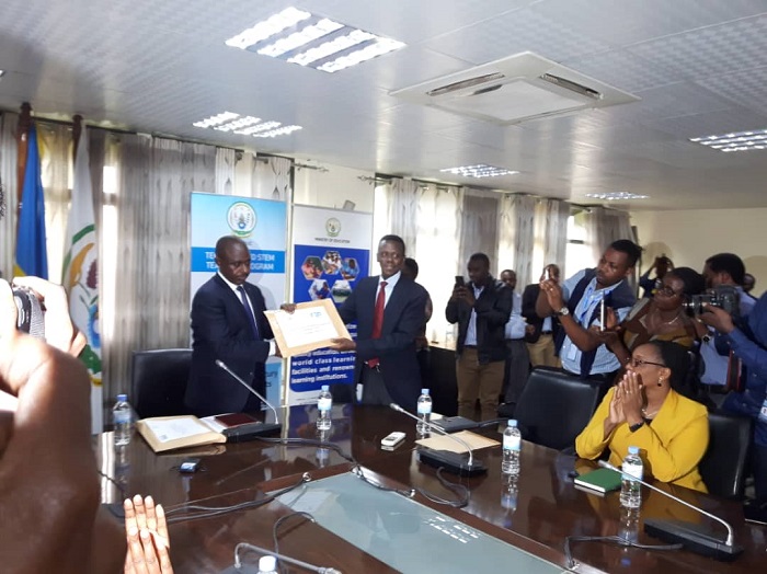 Umuyobozi Mukuru w'Ishuri Rikuru ry'Imyuga n'Ubumenyingiro, Dr James Gashumba ashyikiriza Minisitiri w'Uburezi amanota y'abarangije amashuri yisumbuye mu bijyanye n'imyuga
