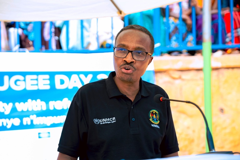 Minisiti w'Ibikorwa by'Ubutabazi Maj. Gen (RTD) Albert Murasira yijeje impunzi ziri mu Rwanda ko bazakomeza kubafasha ariko abasaba no Kwigira