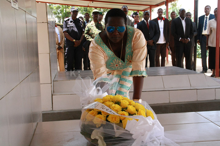 Minisitiiri w'umuco na Siporo Uwacu Julienne ashyira indabo ahashyinguye intwari z'i Nyange