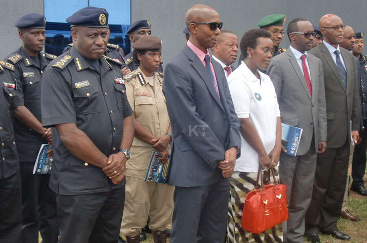 Abari bitabiriye kwizihiza isabukuru ya 16 ya Polisi y'u Rwanda basobanurirwa ibyo Polisi imaze kugeraho.