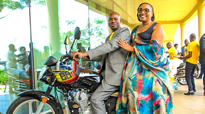 Umwe mu bahembwe moto byamurenze maze ayihekaho Minisitiri w'Uburezi, Dr Uwamariya Valentine