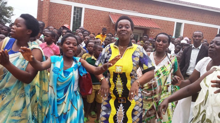 Minisitiri Dr Diane Gashumba acinyana akadiho n'abagore b'i Rutsiro.