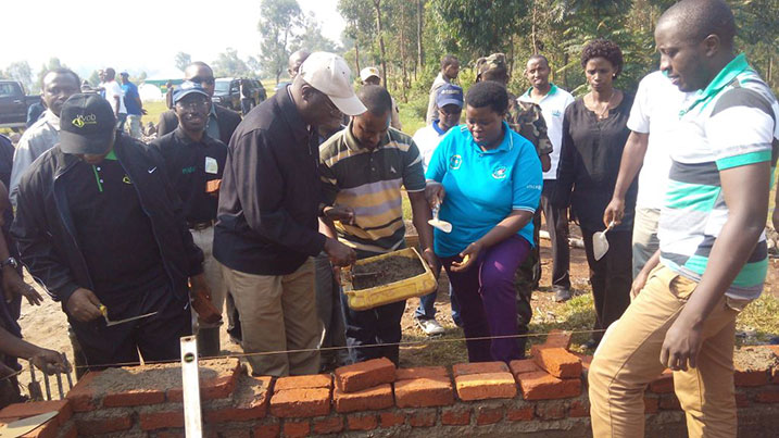 Minisitiri Murekezi afatanya n'abaturage kubaka ibyumba by'amashuri.