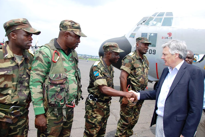 Minisitiri Reynders asuhuza ingabo za RDC ubwo yageraga i Goma.