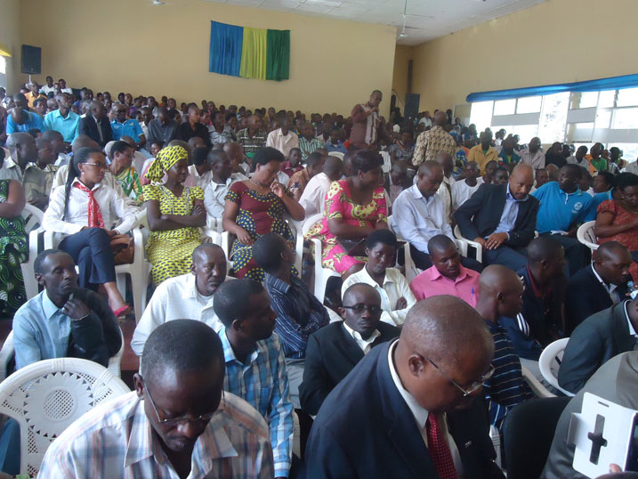 Minisitiri Francis Kabonega yanyuzagamo akegera bamwe mu bayobozi b'imirenge ngo bamusobanurira gahunda bafite zizamura imibereho y'abaturage.