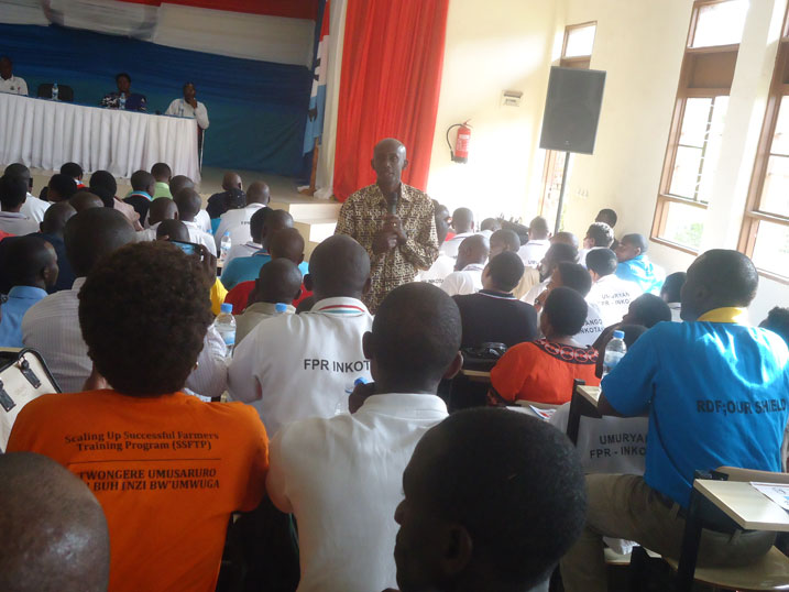 Minisitiri Francis Kaboneka, umwe mu banyamuryango ba FPR Inkotanyi, aganira n