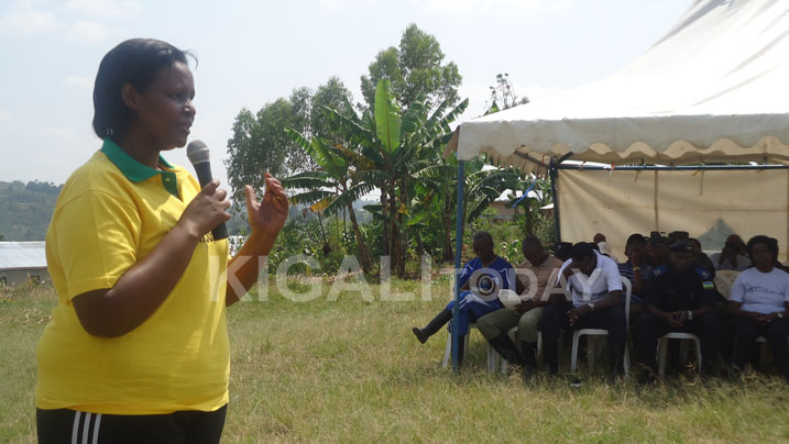 Minisitiri Gasinzigwa aganiriza abaturage bo mu Karere ka Nyanza nyuma-y