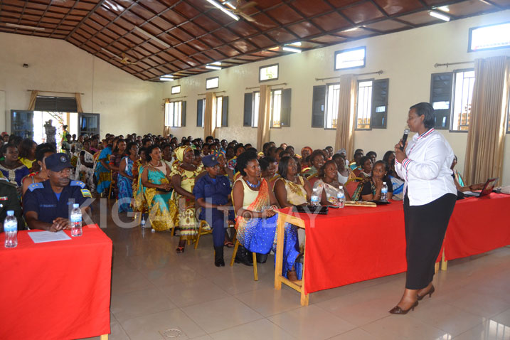 Minisitiri Gasinzigwa yabwiye abagore bo mu Karere ka Kayonza ko badakwiye kwitwaza ihame ry'uburingani ngo bahunge inshingano zabo mu miryango.