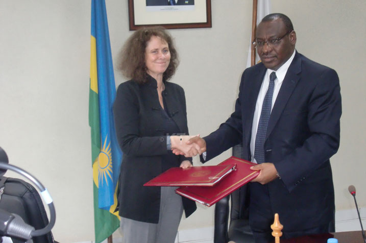 Minisitiri Amb. Gatete Claver n