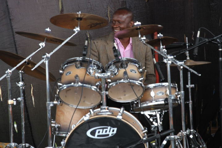 Minisitiri Habineza agaragaza ubumenyi azi ku muziki avuza ingoma.