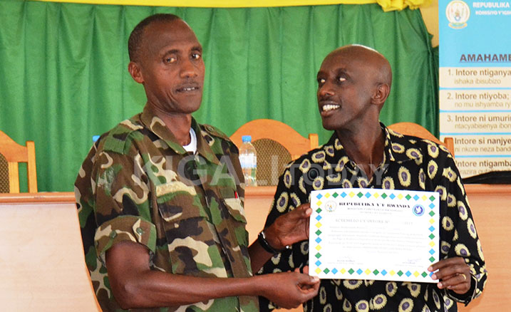 Minisitiri Kaboneka aha icyemezo cy'ubutore imbanzabigwi mu gukumira ibyaha bitaraba.