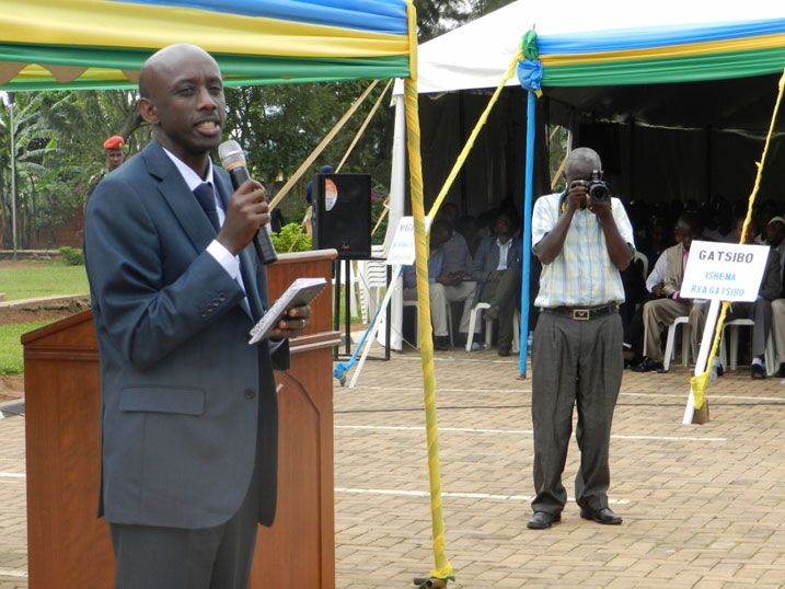 Minisitiri Kaboneka asanga kuba abayobozi badakemura ibibazo by'abaturage ku gihe ari imbogamizi ku iterambere no kugera kuri Vision 2020.