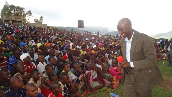 Minisitiri Kaboneka yatangajwe no kubona umuntu yihakana umukazana n'abuzukuru, asaba urubyiruko kutigira kubeshya ku bantu nk'abo.
