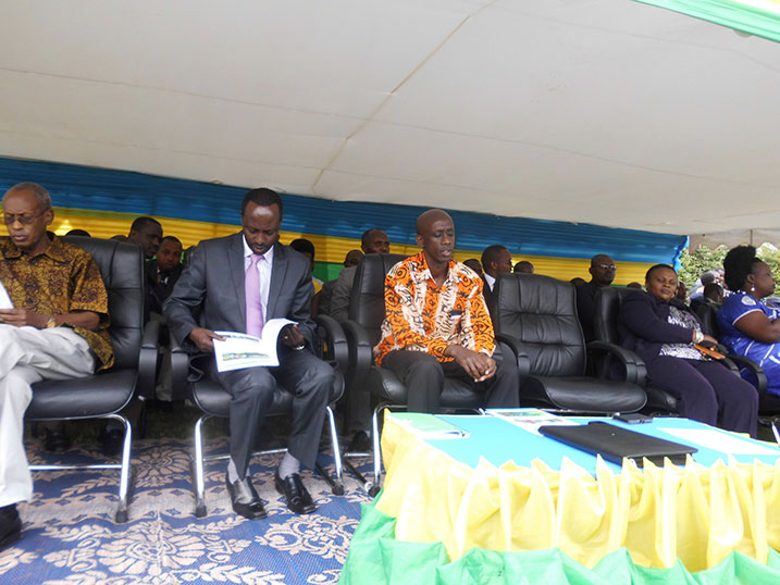 Minisitiri Kaboneka (iburyo) yijeje Akarere ka Nyaruguru ubuvugizi.