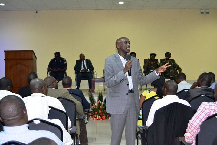 Minisitiri Kaboneka yasabye abayobozi bo mu ntara y'Iburasirazuba kudahemukira abaturage ngo batazokamwa n'umuvumo.