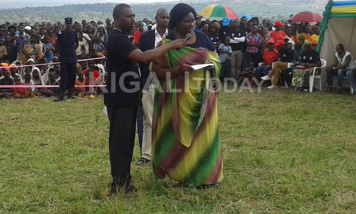 Minisitiri Mukantabana yasabye iimpunzi kuzirikana umunsi wazo zidaheranwa n'agahinda k'ibibazo zahuye na byo.