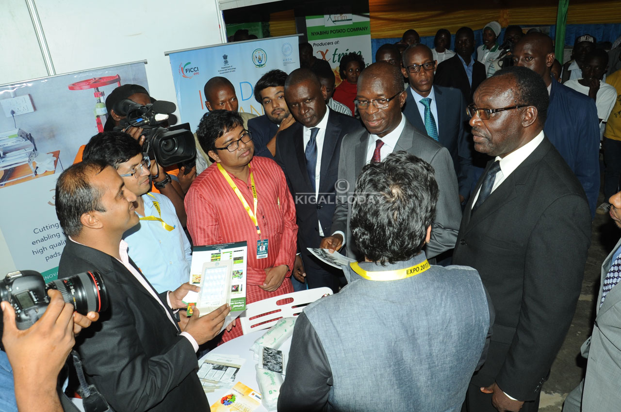 Minisitiri Murekezi aganira na bamwe mu bashoramari bitabiriye imurikagurisha rya 2017.