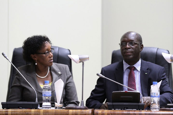 Minisitiri w'Intebe, Anastase Murekezi, ubwo yari imbere y'inteko ishinga amategeko asobanura ku bijyanye no kwimura abaturage.