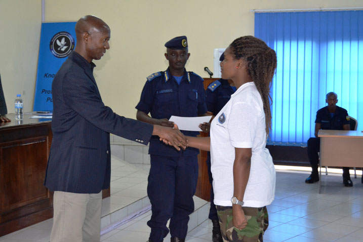 Minisitiri Musa Fazil Harelimana ashyikiriza umwe mu ntore inyemezabumenyi.