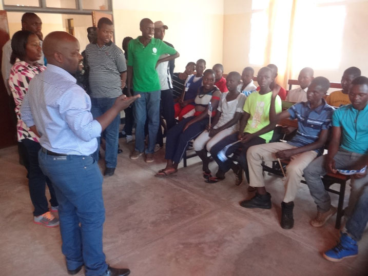 Minisitiri Nsengimana aganira n