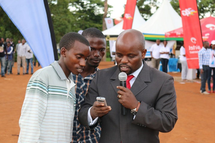 Minisitiri Nsengimana arimo kwereka urubyiruko uko bafata internet ya 4G LTE kuri wireless yo muri IPRC Kicukiro.