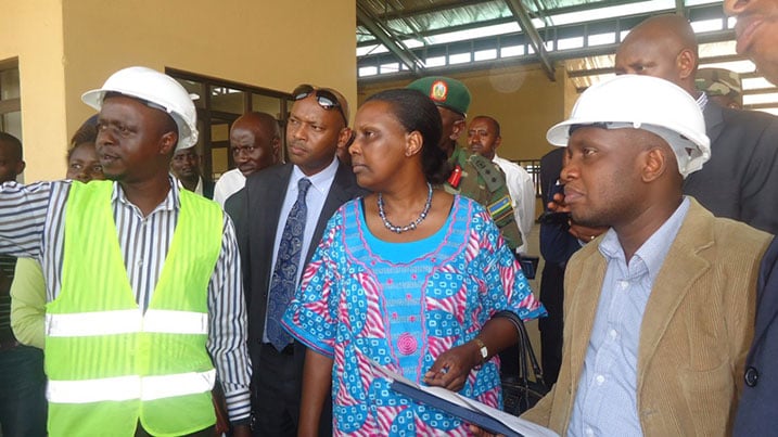 Minisitiri Rugwabiza yerekwa aho imirimo yo kwagura umupaka wa Kagitumba igeze.