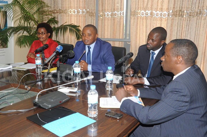 Minisitiri Rwamukwaya wambaye ikote ry