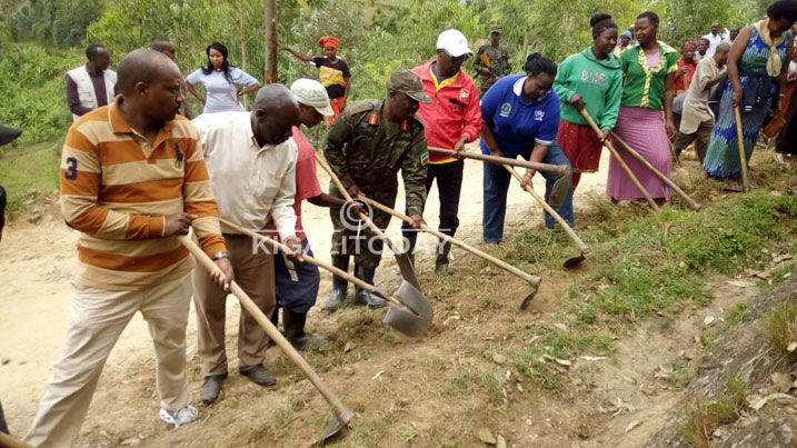 Karongi Minisitiri Seraphine Mukantabana na guverineri Alphonse Munyantwari mu muganda