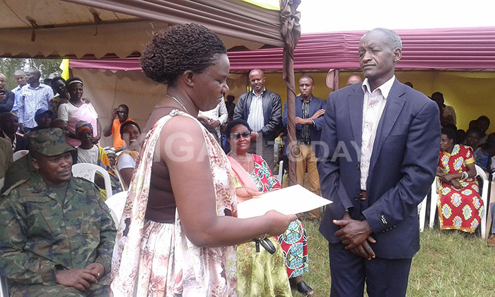 Perezida wa COCAMU, Bamurabako ashyikiriza Minisitiri Tugireyezu ibaruwa bandikiye inteko ishinga amategeko ngo azayibagerezeyo.