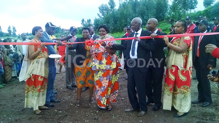 Minisitiri Mukantabana n'abandi bayobozi bataha ku mugaragaro umudugudu wubatswe na Croix Rouge.