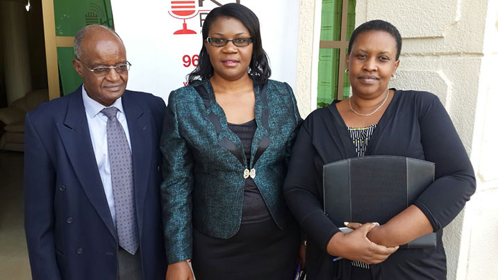 Minisitiri Uwizeye (hagati) n'ubuyobozi bwa RSSB bavuga ko iki kigega kizunganira abakoresha ntibakomeze guhemba ababyeyi batari mu kazi bonyine.