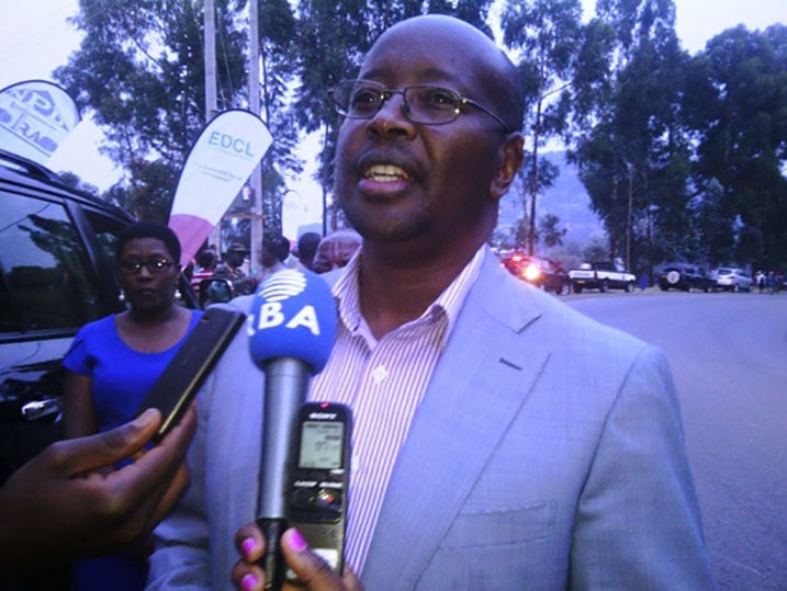 Minisitiri w'ibikorwaremezo avuga ko mu mwaka utaha n'indi mihanda ihuza uturere izacanirwa.