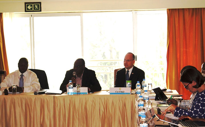 Minisitiri Ambasaderi Gatete aganira n'abafatanyabikorwa b'u Rwanda.