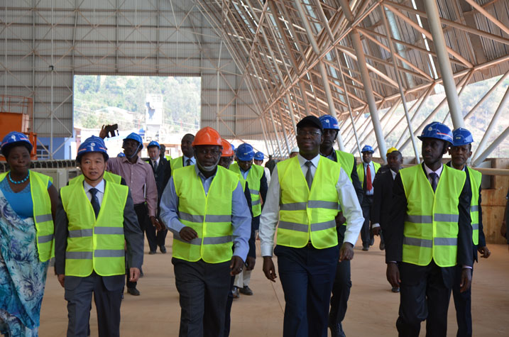 Minisitiri Anastase Murekezi atambagizwa uruganda rwa Cimerwa.