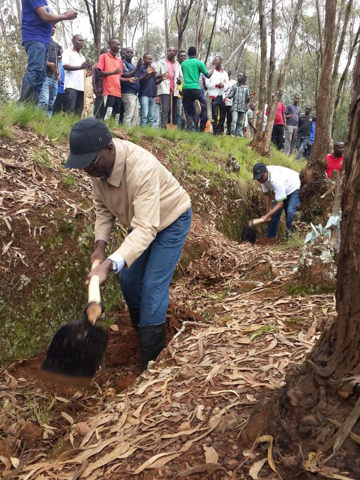 Minisitiri w'Intebe Anastase Murekezi yifatanyije n'abaturage bo mu murenge wa Jali muri Gasabo ahasibuwe imirwanyasuri ku musozi wa Jali