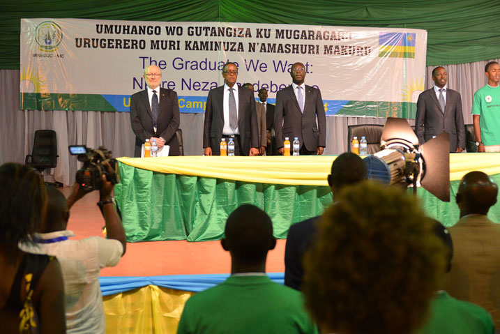 Minisitiri w'intebe Murekezi n'abandi bayobozi batanze ibiganiro ku banyeshuri batangiye urugerero.