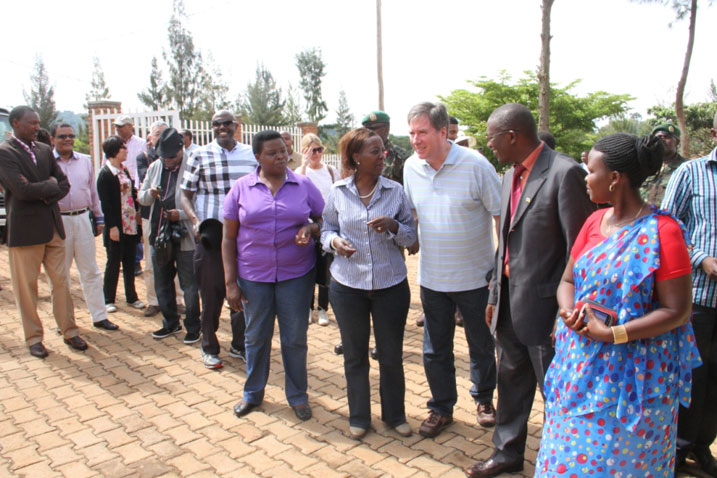 Minisitiri w'ububanyi n'amahanga Mushikiwabo yishimira uko bakiriwe mu karere ka Rusizi.