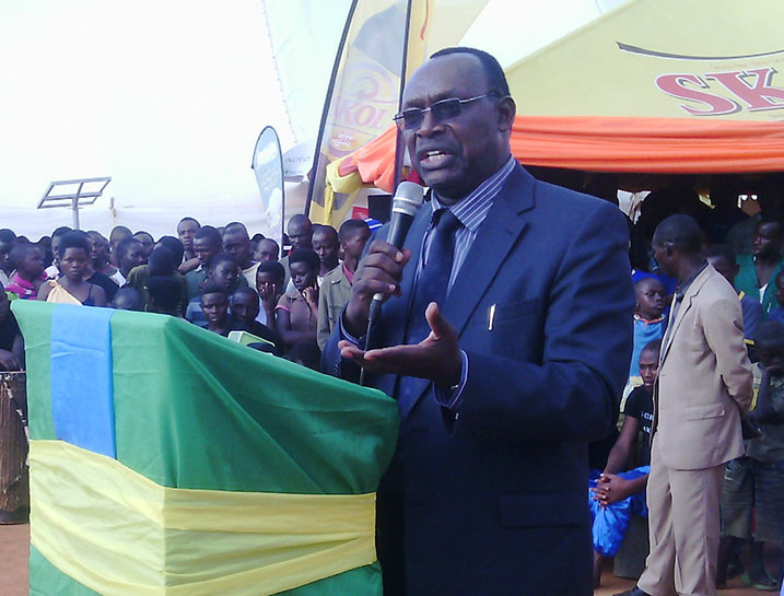 Minisitiri Kanimba avuga ko bitumvikana kuba umujyi wa Muhanga utagira isoko rya Kijyambere.