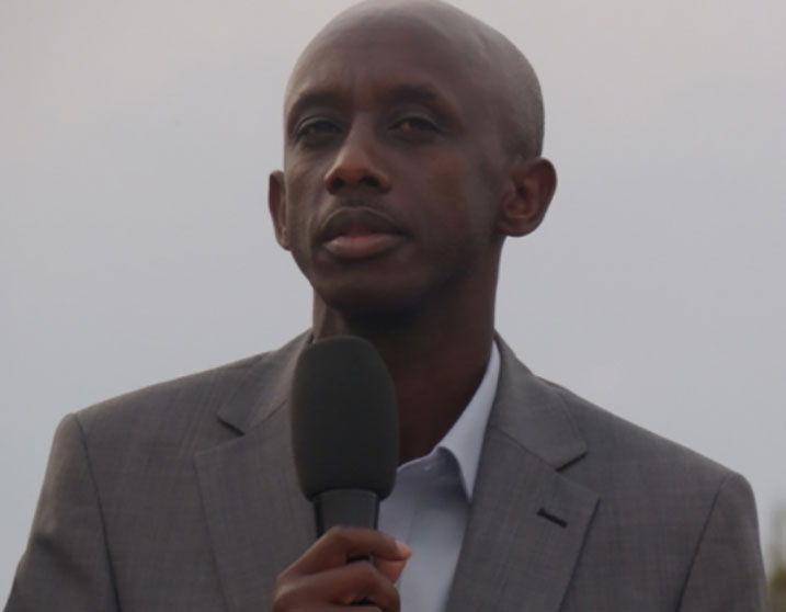 Minisitiri Kaboneka avuga ko abagamije kunyunyuza imitsi y'abaturage ubunyarwanda buzabayungurura bukabashyira mu mufuka wabo.