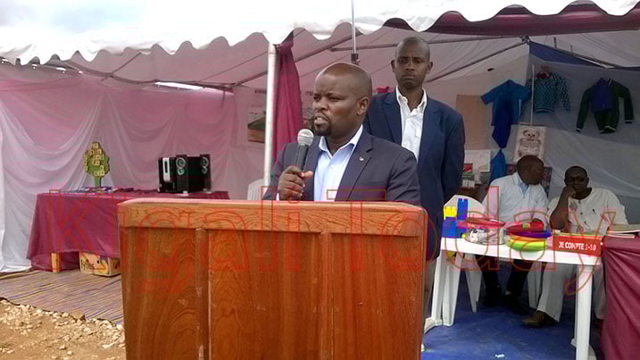 MInisitiri Nsengimana yibukije abatuye Nyamagabe gusenga ariko banakora.