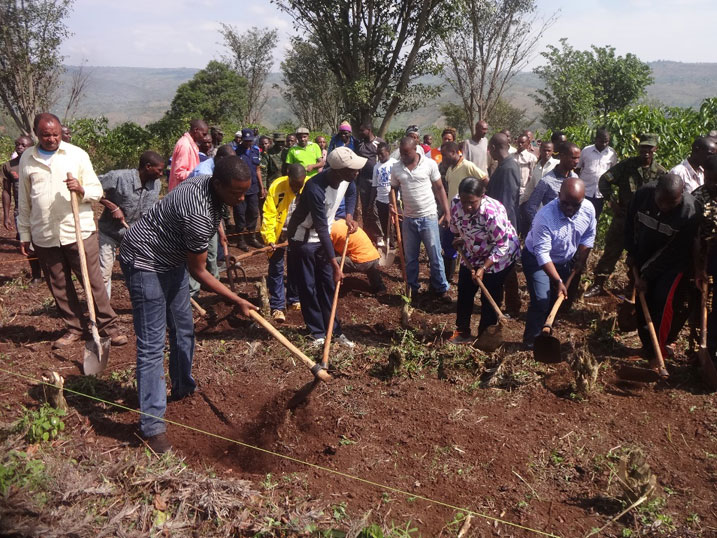 Minisitiri w'urubyiruko n'Ikoranabuhanga, Jean Philbert Nsengimana, yifatanyije n'urubyiruko mu muganda w'ukwezi.