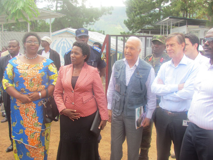Minisitiri wa MIDIMAR n'umuyoboi w'Innta y'iburasirazuba hamwe n'abahagarariye ibihugu byabo mu rugendo mu nkambi ya Nyabiheke.