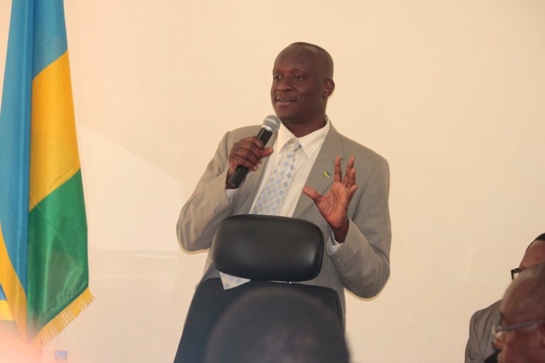 Minisitiri w Umuco na Siporo ngo abasinya ni na bo basinyura.